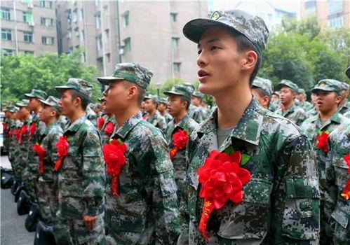 用一句话说明有过军营生活听到起床号，哪怕醒着也会条件反射绷紧后背。