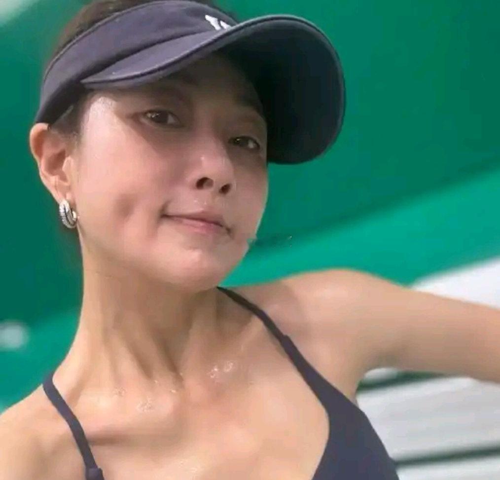 46岁演员殷桃晒出打球照片，肌肉线条紧致有力，网友看后直呼：这状态真是满40减2