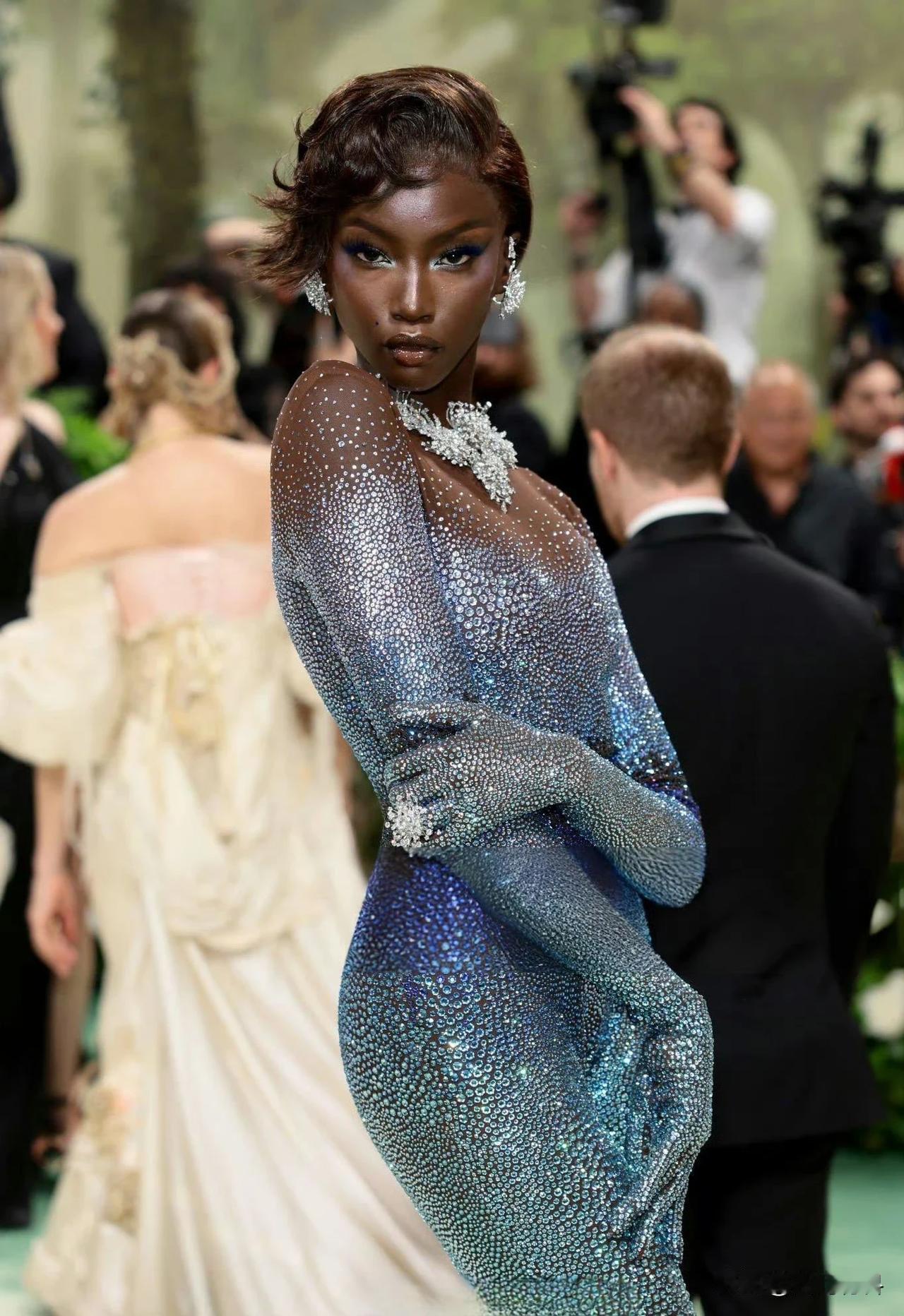 他们说这个黑美人全场最佳！
Anok Yai化身“外星花园女王”亮相#Met G