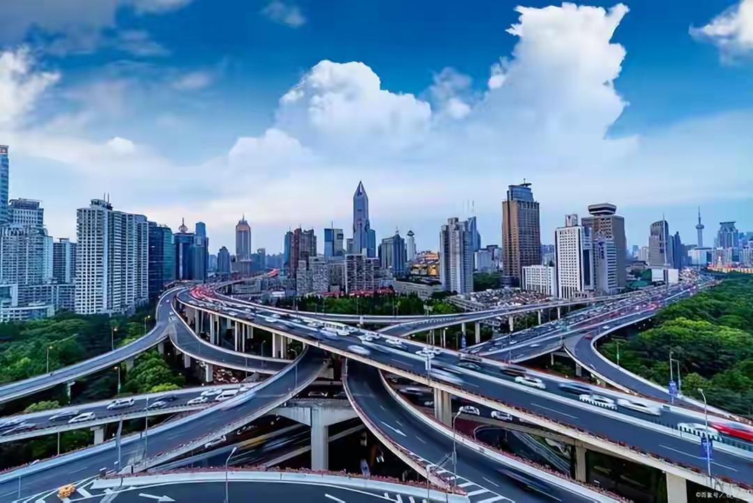 中西发展反差背后是什么，是中国生机勃勃，活力四射；西方消沉，焦虑，丧失信心，更是