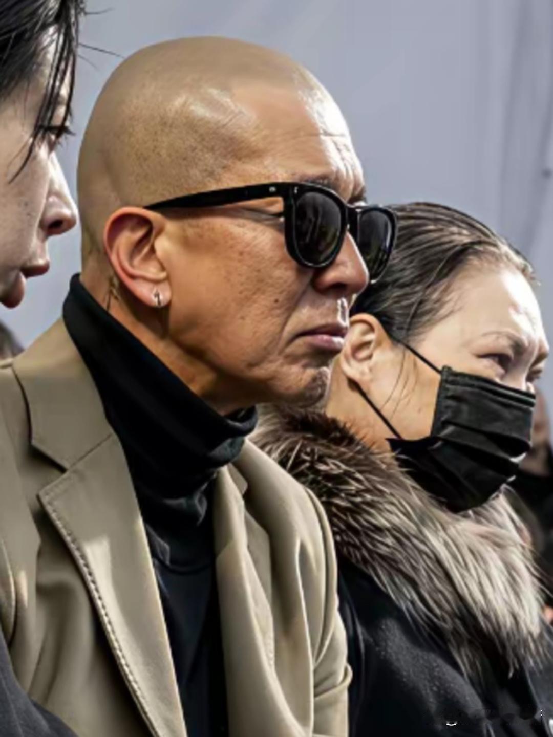 具俊晔站在雕像前，瘦得脱了相。
距离大S离开，已经整整一年。
镜头里他的脸，和一