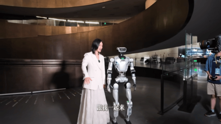 尚雯婕用塑料袋做围兜 感受到尚雯婕真的是带给大家文化和传统的一种冲击力了呀，看到