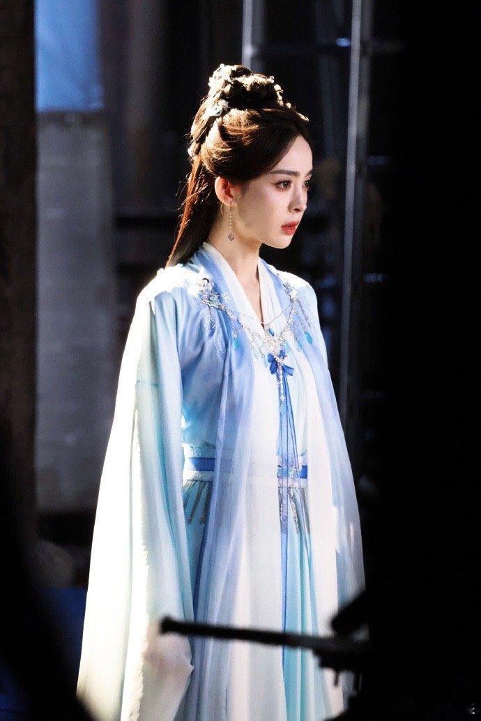 #娜扎萧雪鱼蓝衣路透##娜扎赴山海蓝衣执扇# 娜扎赴山海萧雪鱼蓝衣路透，这执扇满
