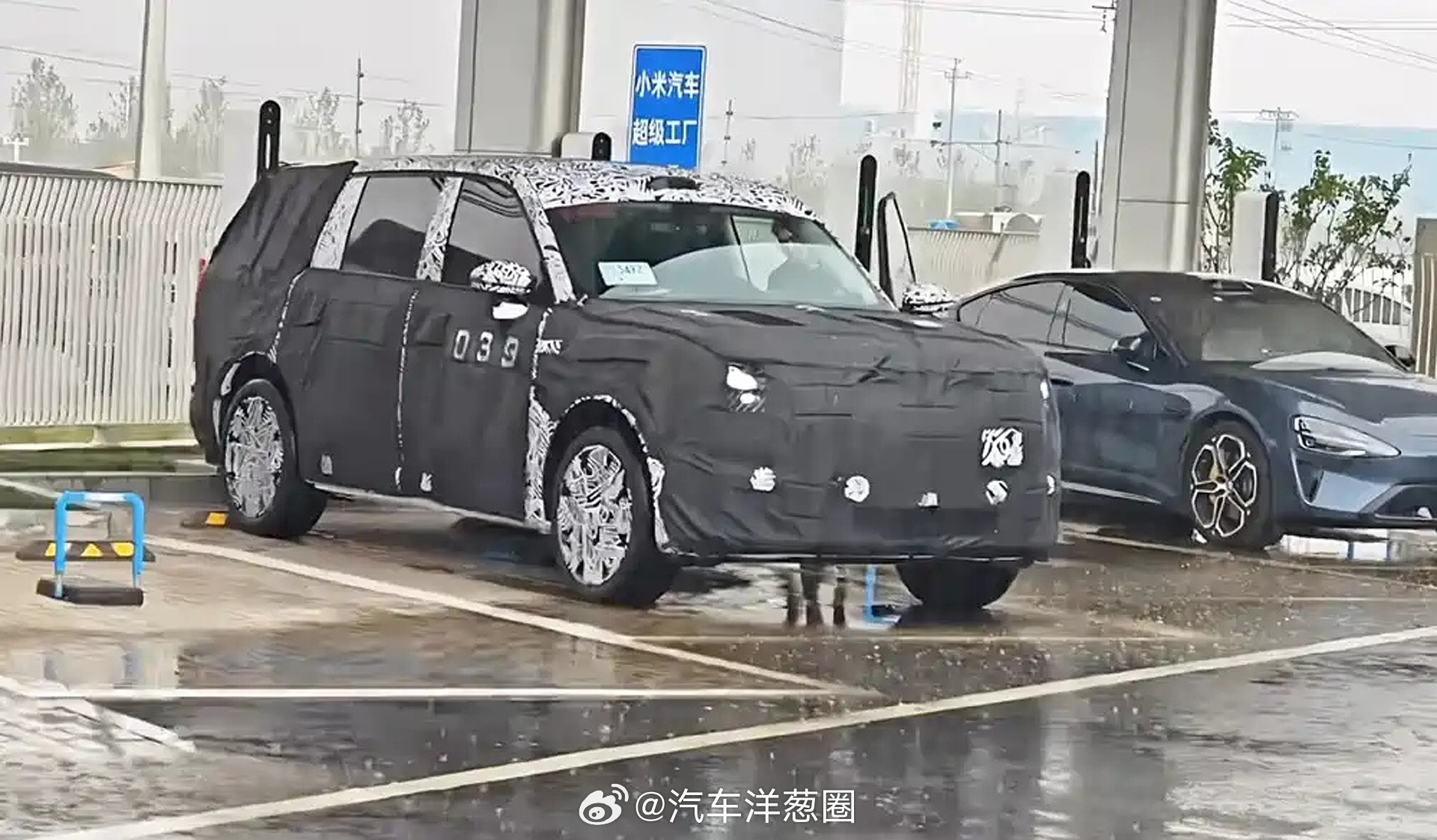 刚跟群里看到的，疑似小米全新SUV测试车，网友猜测可能是小米首款增程SUV，主打