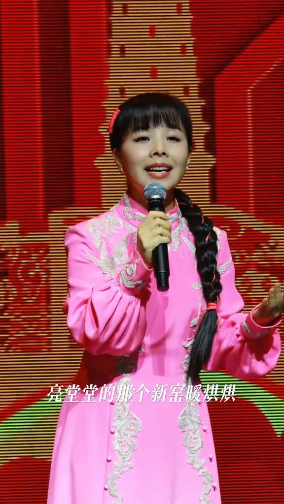 亮堂堂的新窑暖烘烘，甜丝丝的米酒敬亲人。羊羔羔吃奶双膝膝跪，我请亲人们喝下这酒一