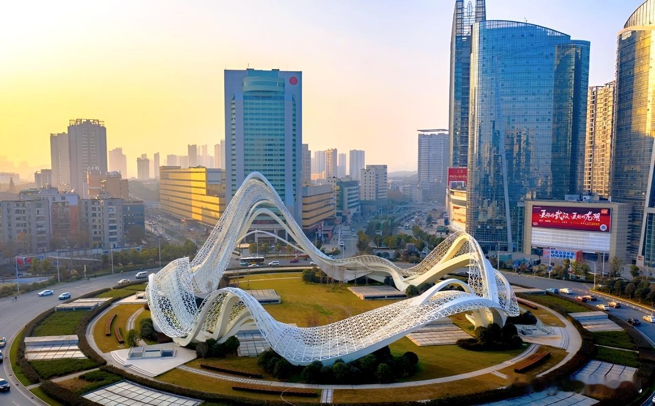 武汉新芯迎来国资控股，不是简单财务收购，是一次半导体产业链的链位重排！
 
湖北