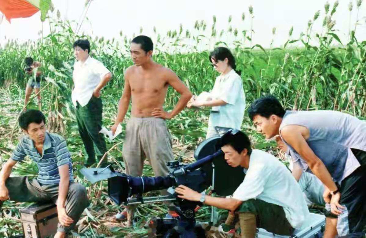 1987年，山东。电影《红高粱》拍摄现场，导演张艺谋赤裸上身。摄影师是顾长卫，而