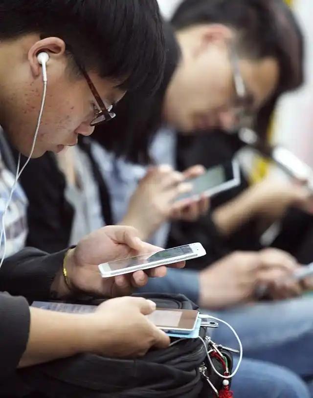我怀念。
那种年代生活节奏较慢，能长时间浸沉于阅读或面对面交流；如今用手机推送微