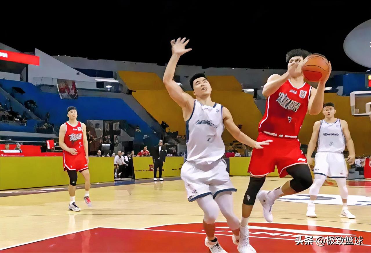 广州明星中锋陈国豪终于打出来了！在今晚广州对阵青岛的比赛第三节，陈国豪挡拆顺下打