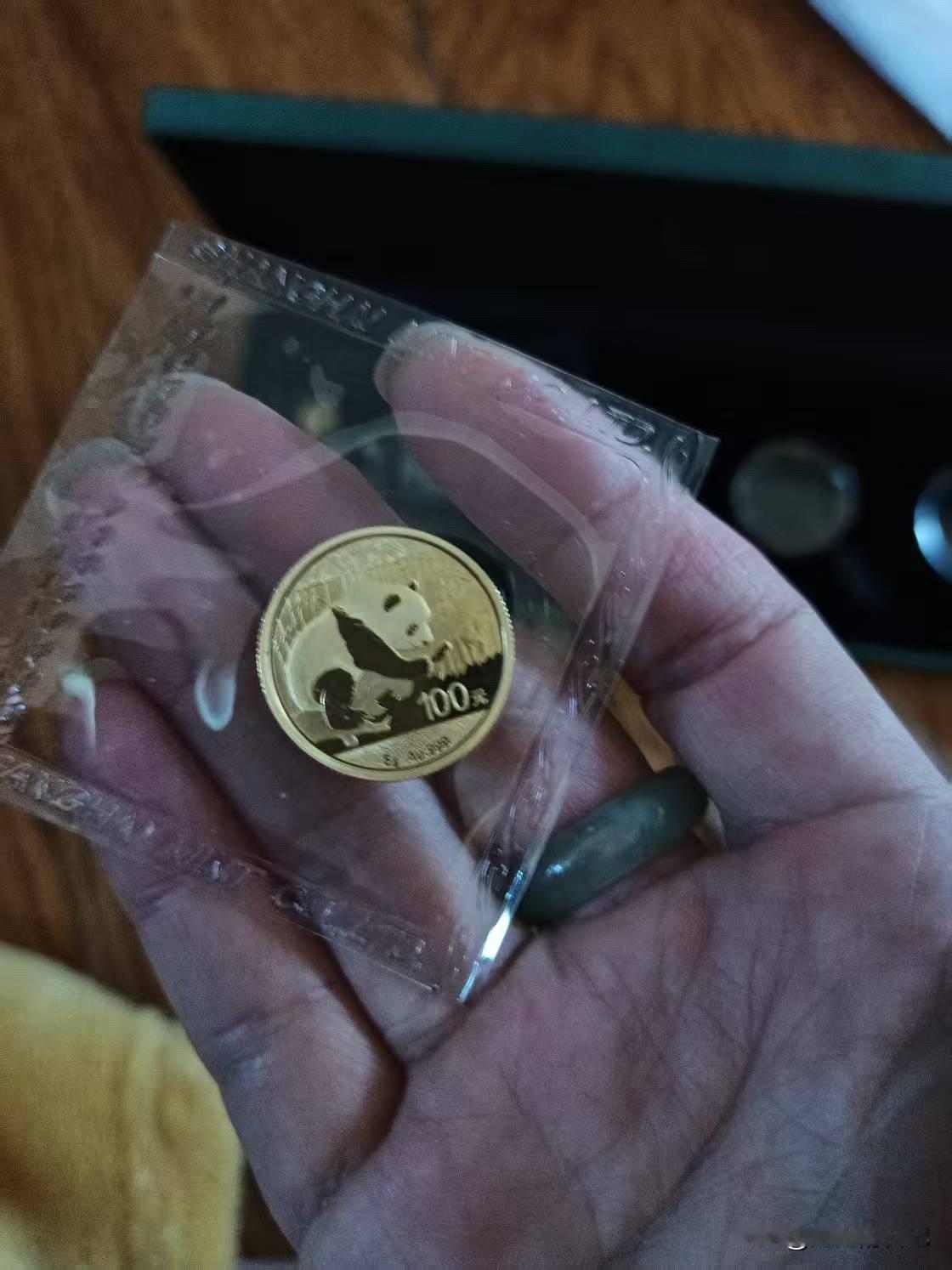 昨天，儿媳妇打开我的保险柜，拿出我的金子，算了一下，已经过了6位数的收入了。
