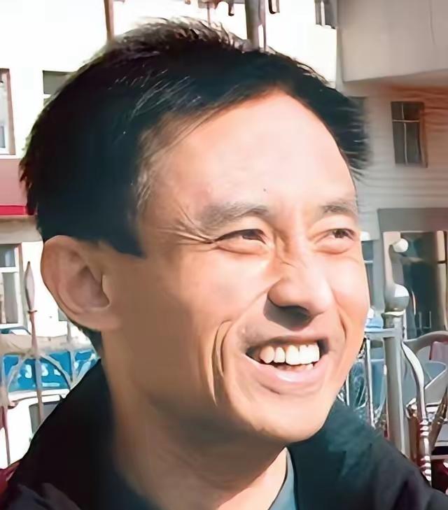2002年，河北唐山，民警郭精忠夫妇在家中被蒙面歹徒袭击，重伤垂危。受害者夫妇指