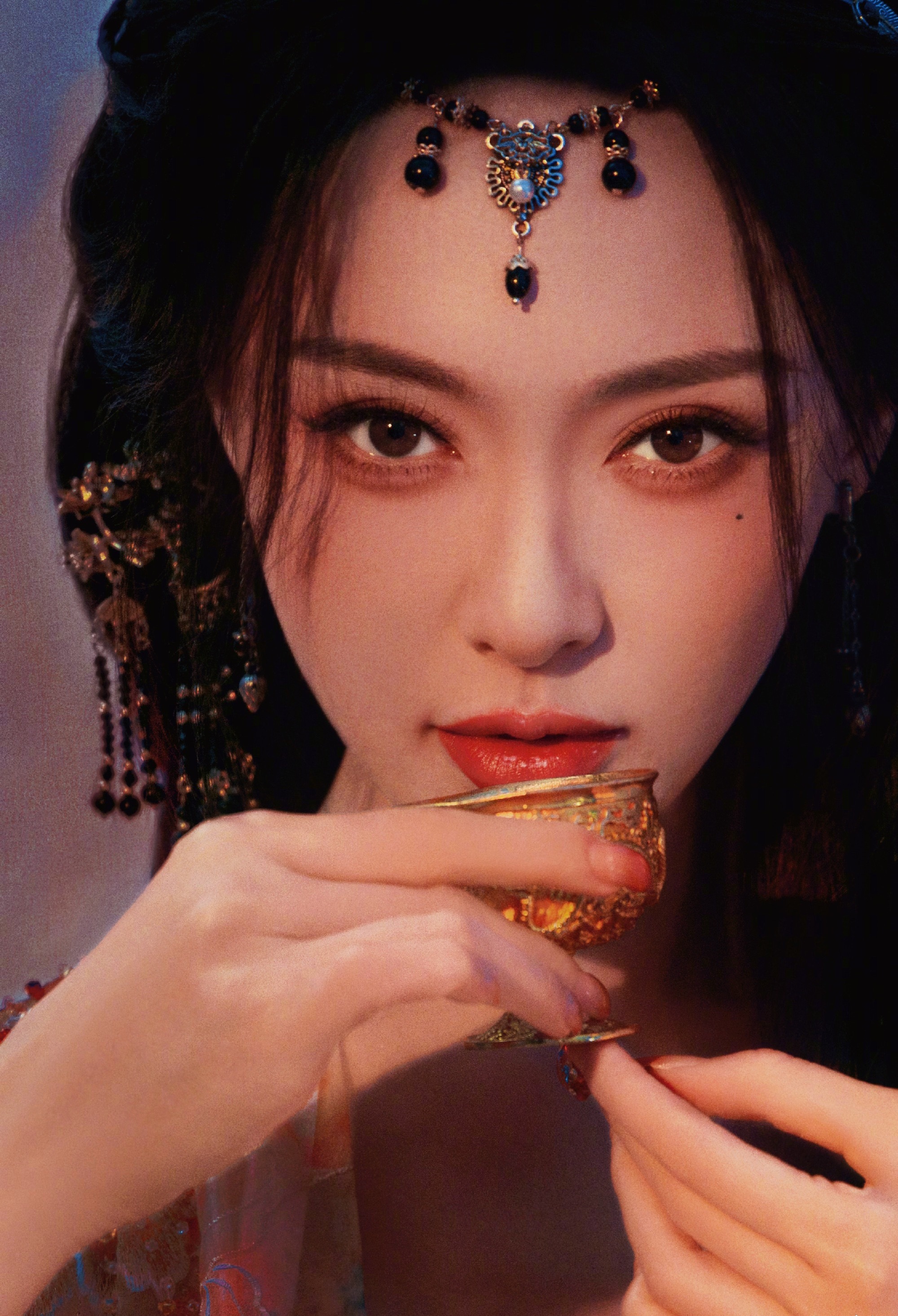 ？我糖工作室审美一如既往…实拍怎么能总能修得像一键ai出来的… 唐嫣端午图美成啥