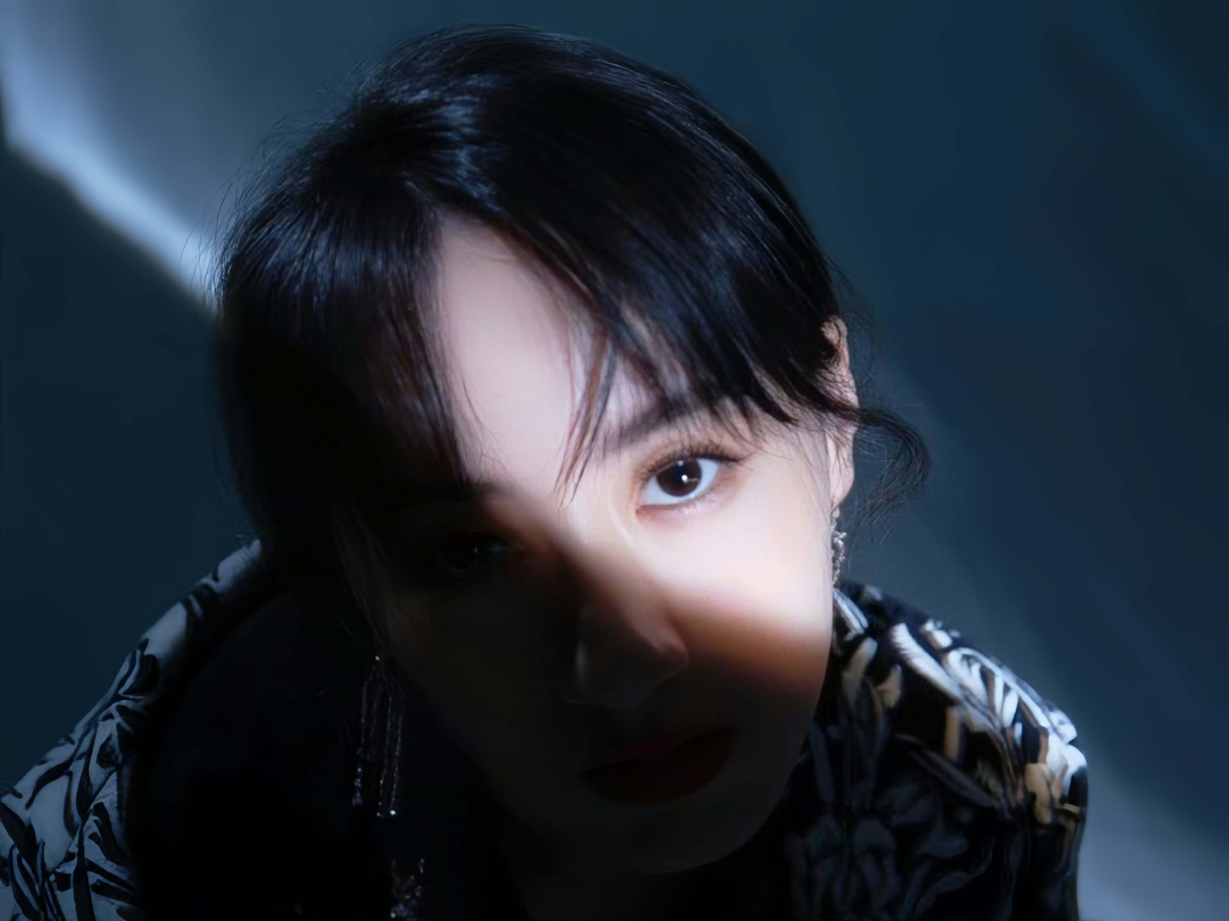 光与影在她身上交织清冷与纯粹。