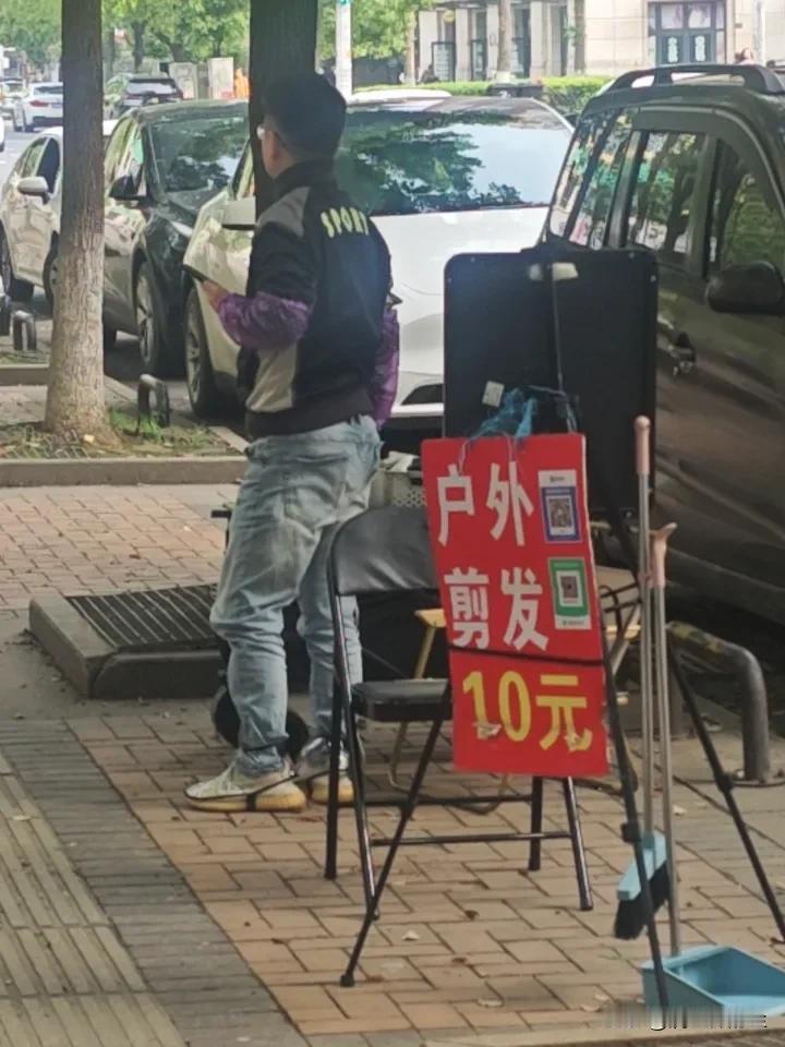 10元理发
听摊主说，他不过是为了谋生，可总有人驱赶他，着实不易。
这利己又利他