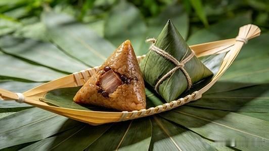 每逢端午，甜粽和咸粽的争论总会如期而至，但对我而言，不必二选一，甜咸皆欢喜，两种
