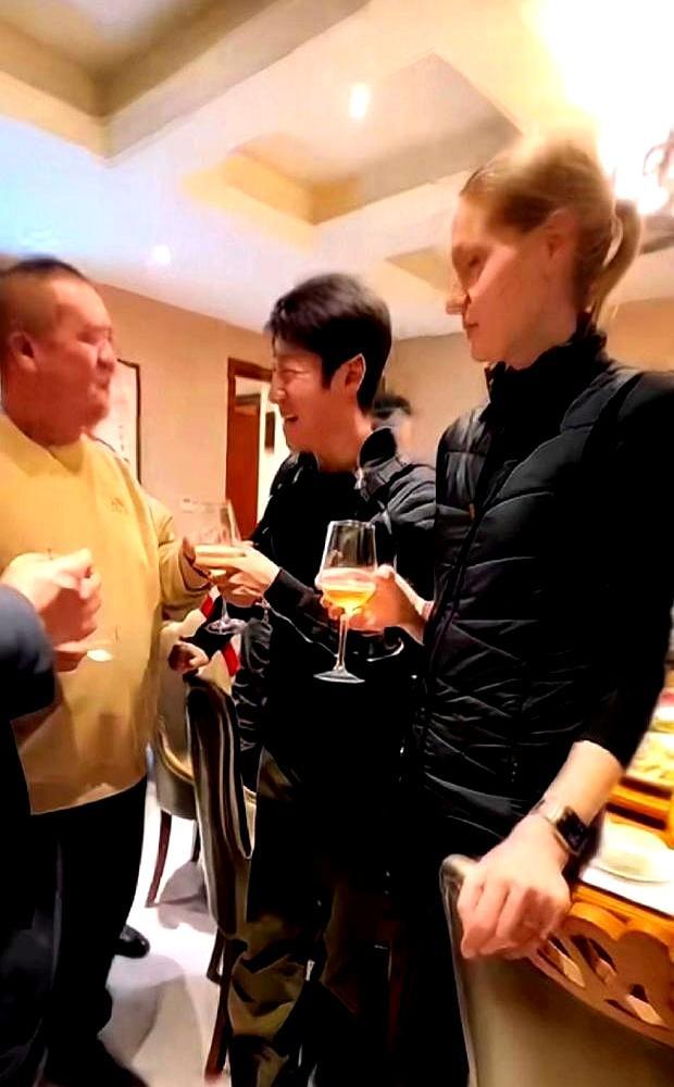 春晚庆功宴人声鼎沸，唯独少了个撒贝宁。
 
他没去庆功宴，连夜飞回了武汉。第二天