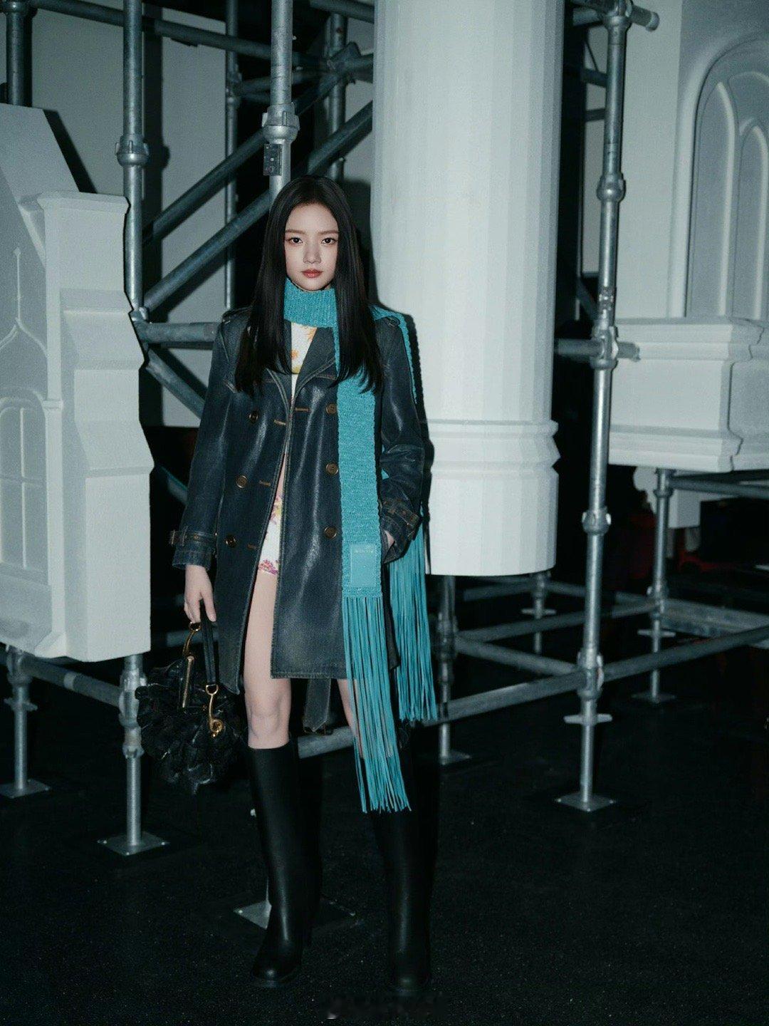 任敏G社生图 任敏一直是纤长高个的类型，这次G社生图直接把大长腿摆在我脸上！绿色