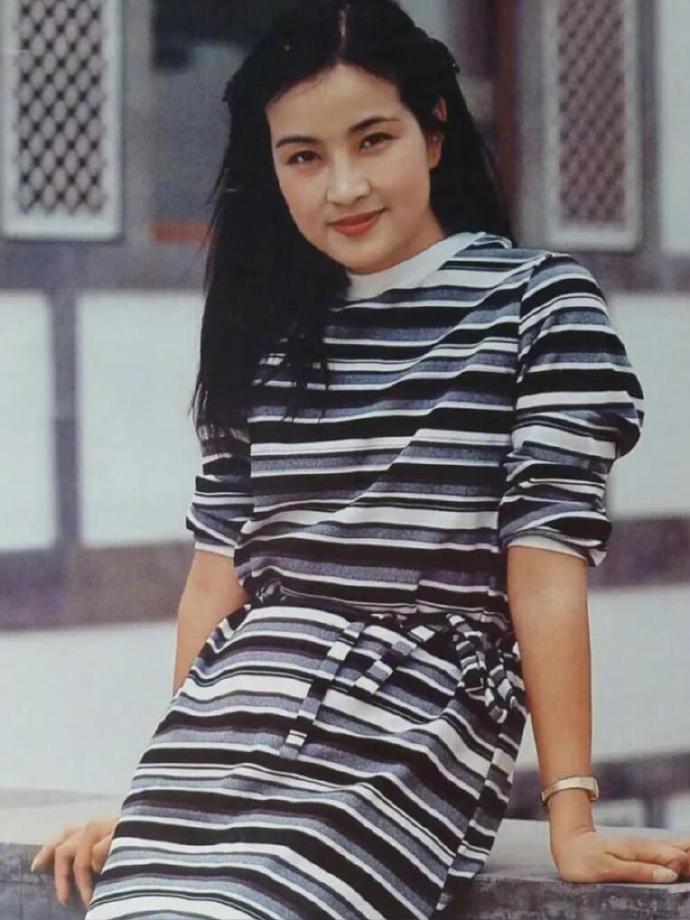 百万手工博主儿时偶像是刘晓庆 百万手工博主带孩子回老家，孩子指着刘晓庆海报喊奶奶