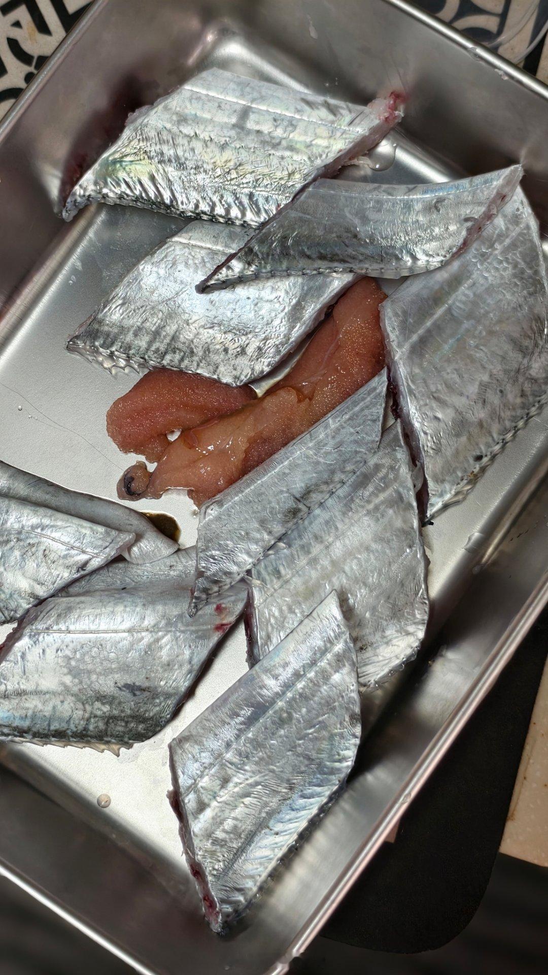 当你有个爱钓鱼🎣的朋友皮毛嘎嘎亮堂的刀鱼一吃一个不吱声 大连