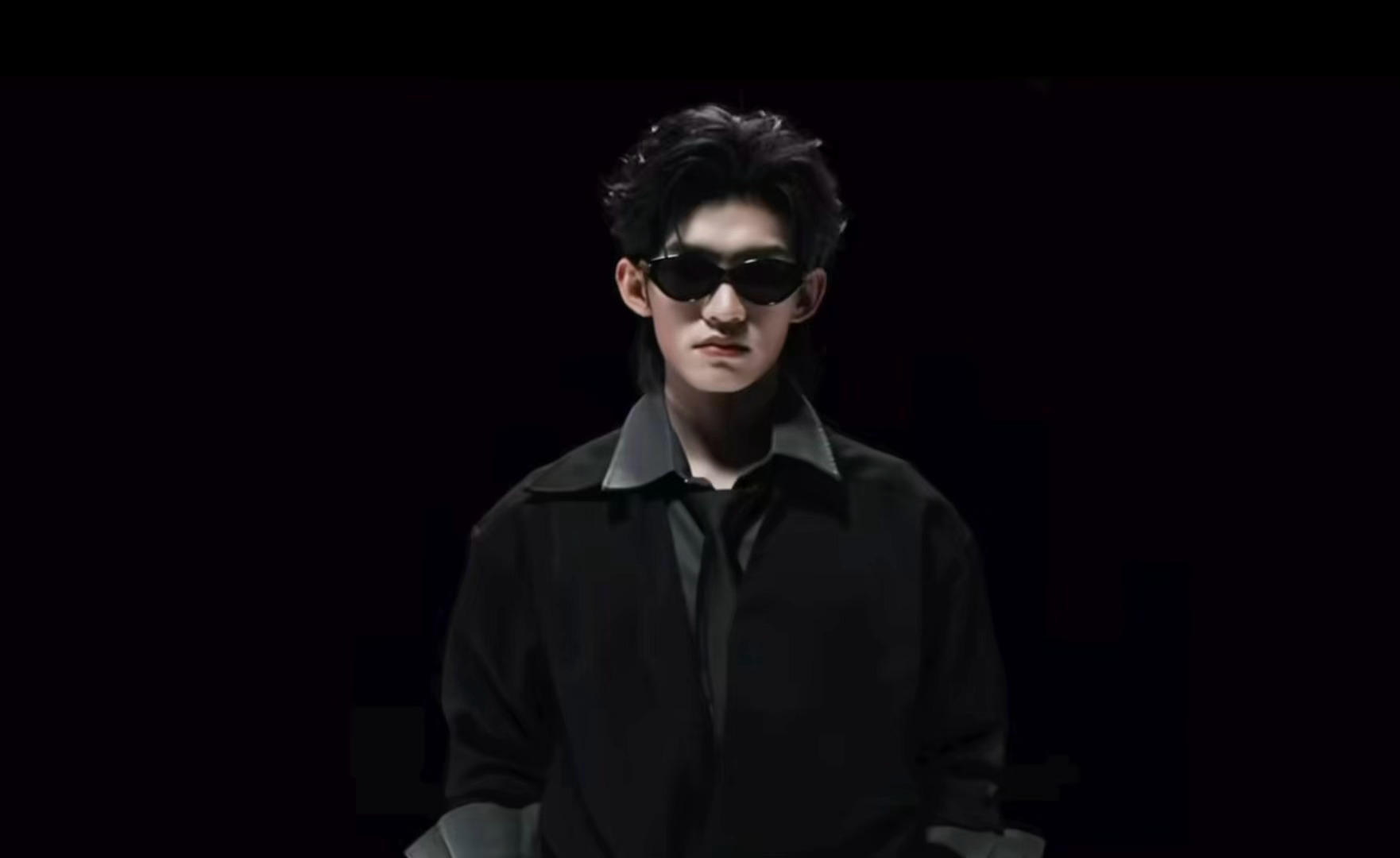 看封面是一个人实际上是两个人 