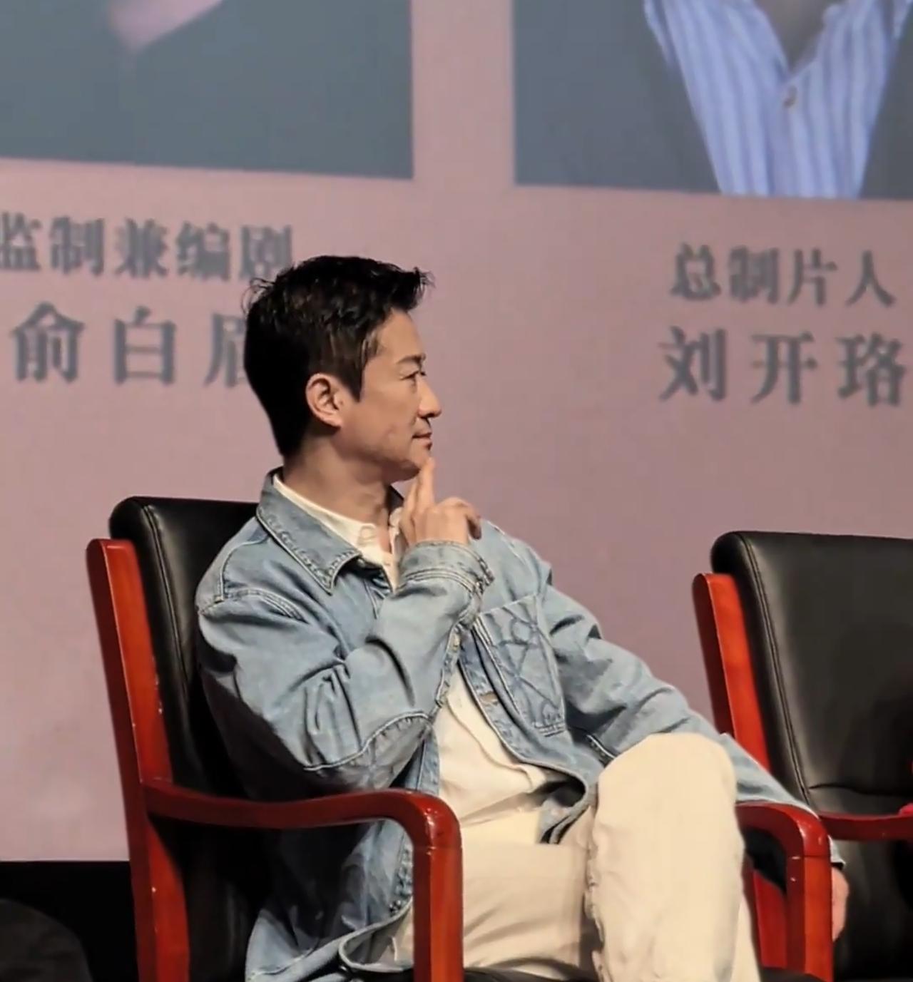 吴京老师这情况真的不能再硬扛了啊！
3 月 27 日《镖人》北电路演现场，他安安