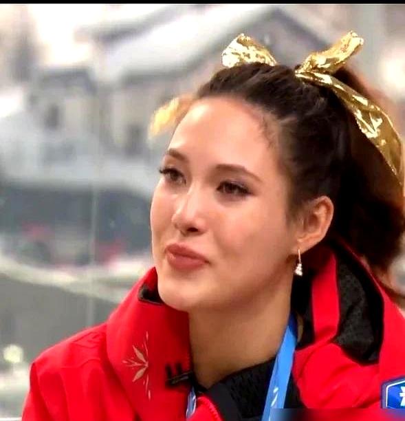 真没想到，谷爱凌夺冠才一个小时，就传来了那个让人心碎的消息
当时记者会她迟到了，