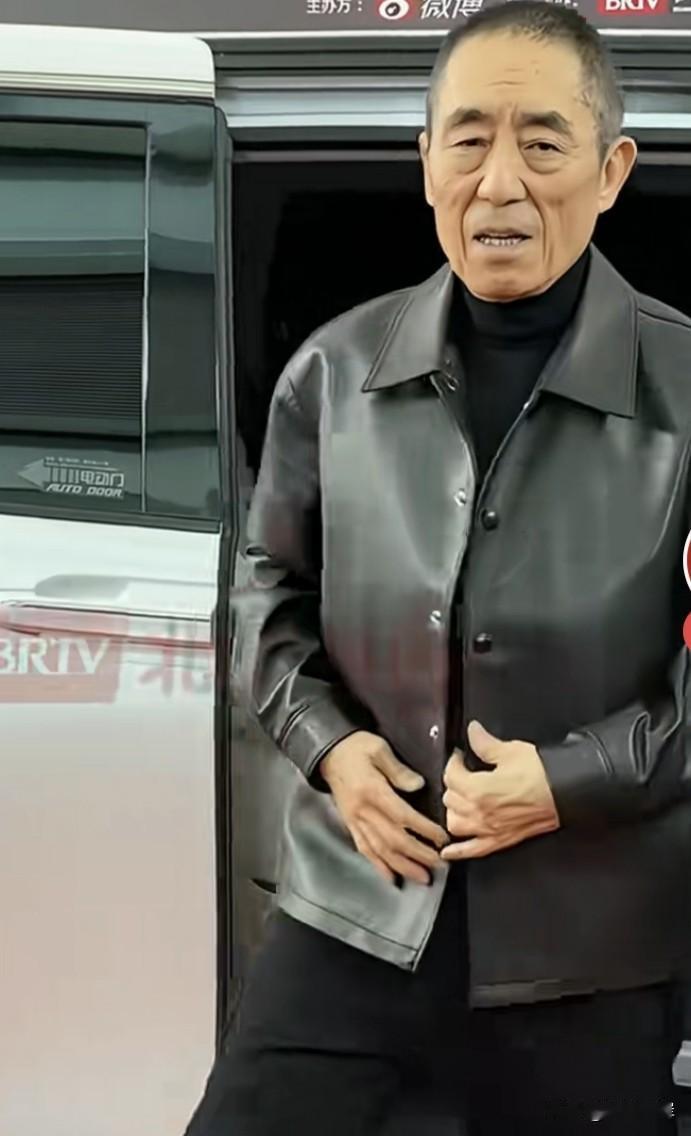 没想到张艺谋还是这么年轻，还是这么帅。都70多岁的人了。往那里一站。浑身上下都洋