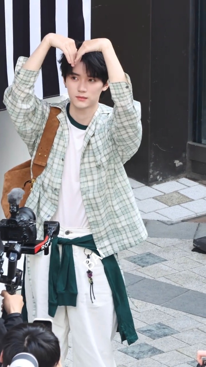 这个周翊然就这么帅的轻轻松松！好清爽好干净周翊然白T绿衬衫造型