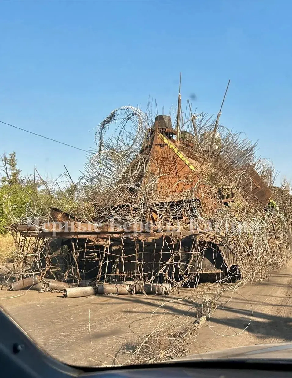 面对俄乌战场上的无人机，俄军装甲车被逼得变身“刺猬”，这么狠狈哪还有装甲车样子？