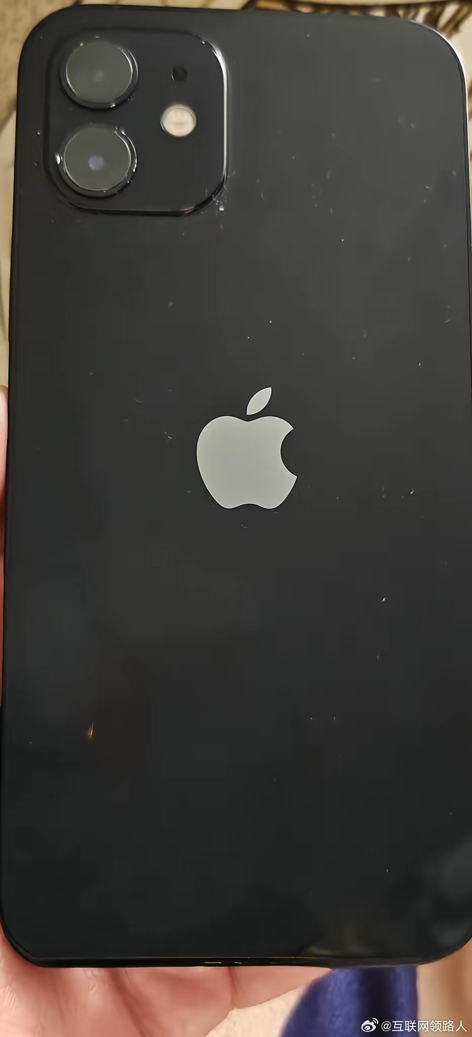 以前吐槽过苹果，但经济下行的当下，苹果是真挺香，哪怕是旧款。它不会在大家收入不高