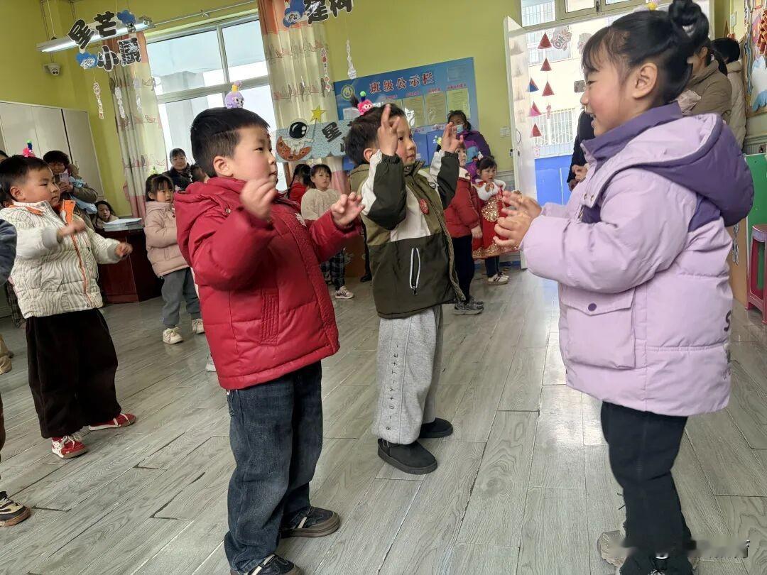 1月30日汉台区龙江街道办事处中心幼儿园2025年秋季学期期末家长会。这场冬日里