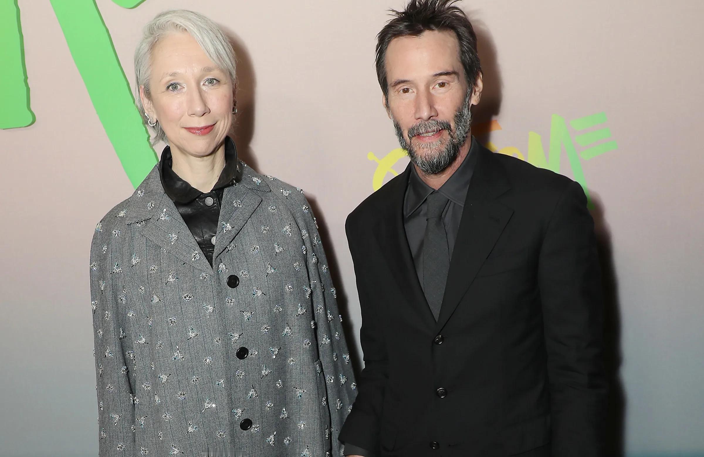 基努里维斯否认和女友结婚 基努里维斯与女友近日出席活动时回应会否结婚：我们很相爱