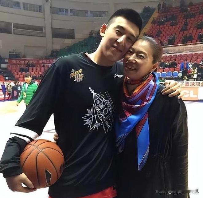 2003年，女篮名将展淑萍的丈夫付伟，突发疾病离世，展淑萍悲痛欲绝，没成想，5年