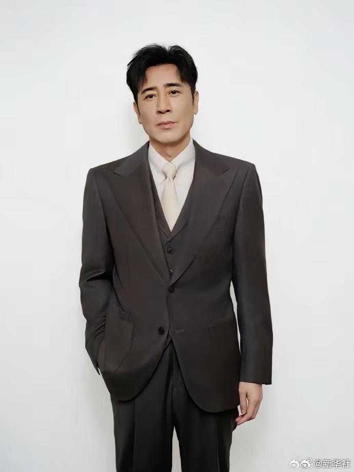 于和伟
白玉兰实至名归
我姥姥八十岁了
她就喜欢于和伟演的电视剧
可以这么说
我