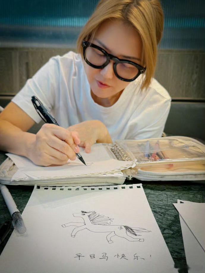 孙燕姿马年画小马 孙燕姿的马年小马手绘来袭！认真勾勒的草稿，藏着满满的心意与热爱