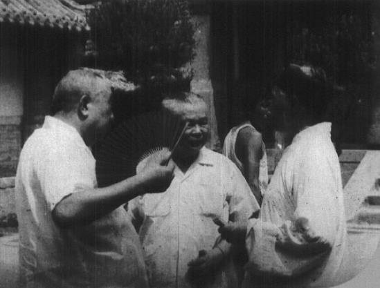 1985年9月，张贤约（左），饶正锡（中）在新疆视察工作时，同群众交谈。