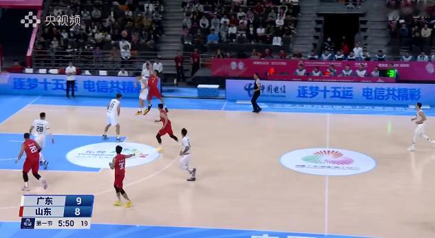 这山东队看来练得也不错呀，上来打的很有气势啊，这场球广东男篮还不能太早放松。如果