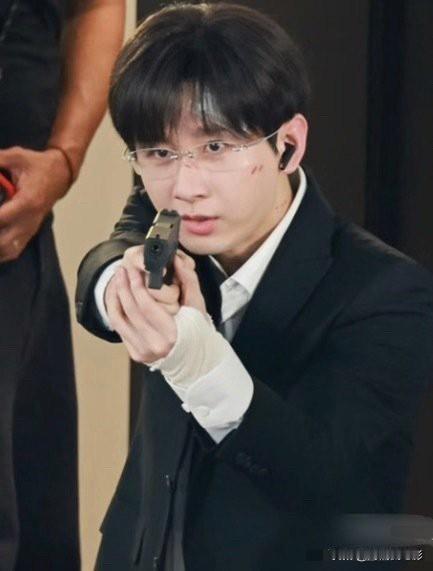 说实话，把成毅放进港剧黄金年代，这张脸连男四都够呛，顶多演个路人甲乙丙丁，万年不