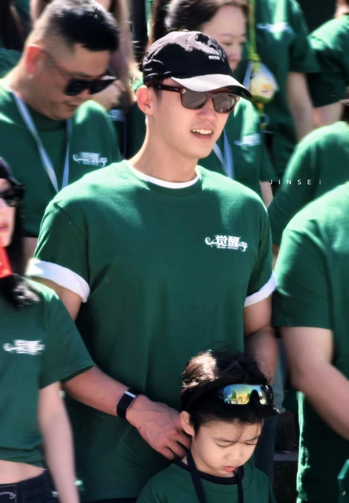 黄景瑜为新角色剪发了黄景瑜觉醒开机这身材从发型到体态全面服务角色，黄景瑜短发造型