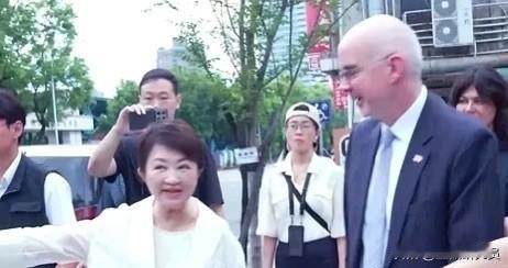 台中市长卢秀燕今（3）日邀请美在台协会（AIT）处长谷立言，共同见证美村综合服务
