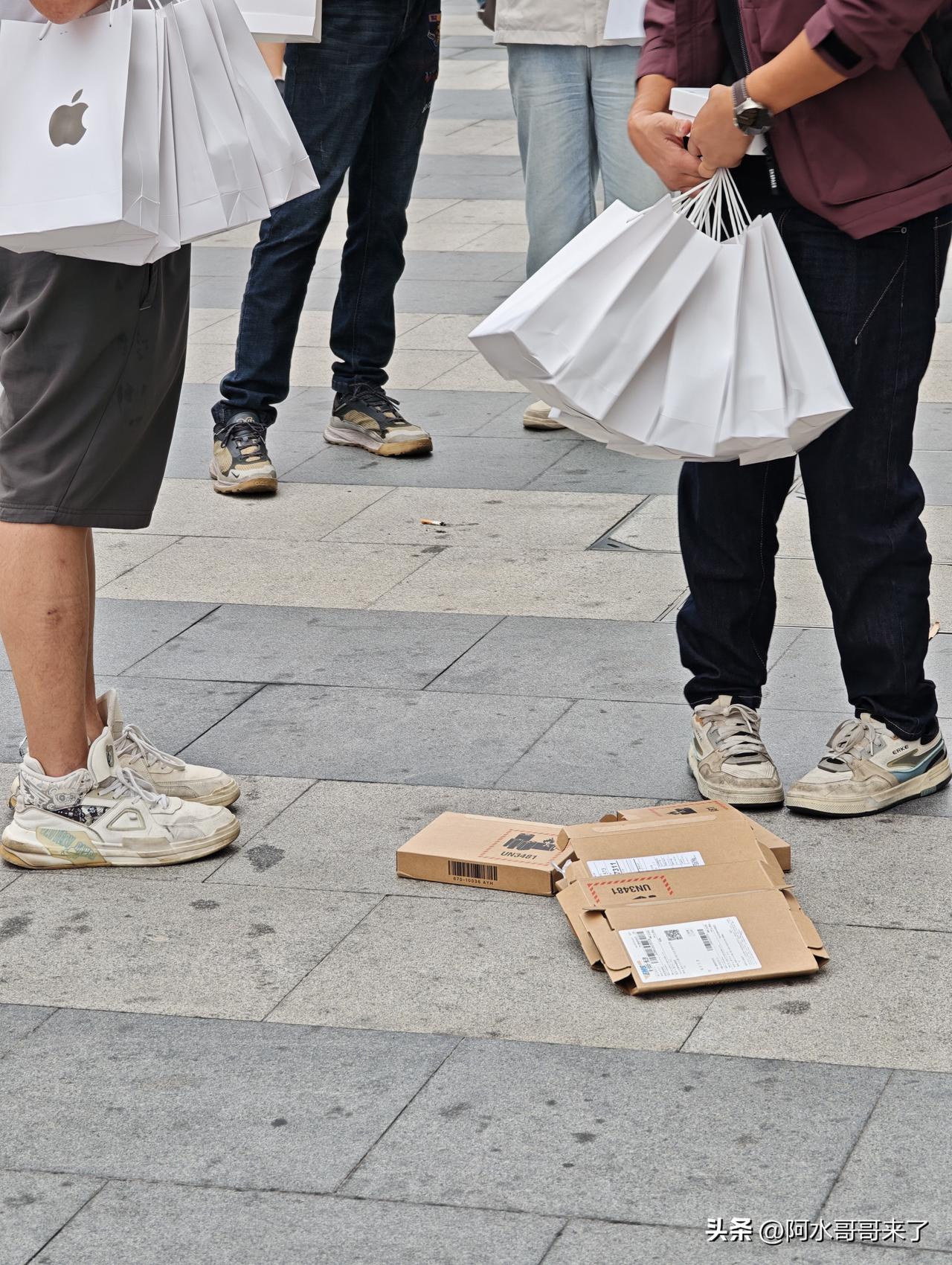我替苹果解释下，饥饿营销是不至于的，基本每一代iPhone都是要抢的，由于抢的人
