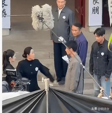 全网心疼🔥陈晓《海之上》片场路透，实拍耳光脸颊当场红肿
年代剧《海之上》片场路
