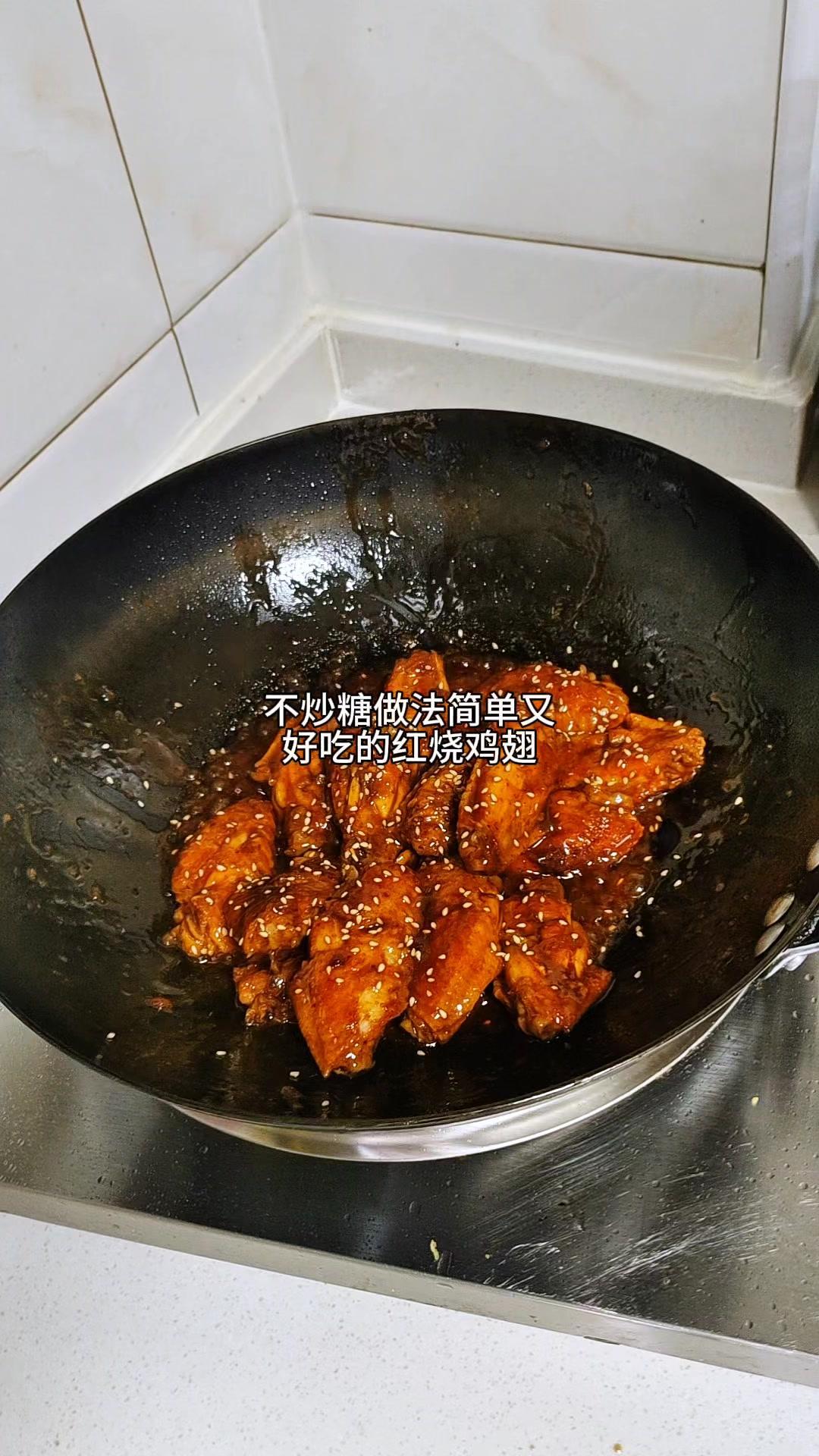 🍲食材：鸡翅、姜片、生抽、料酒、酱油、冰糖、葱、姜、八角、香叶、热水。

🍲