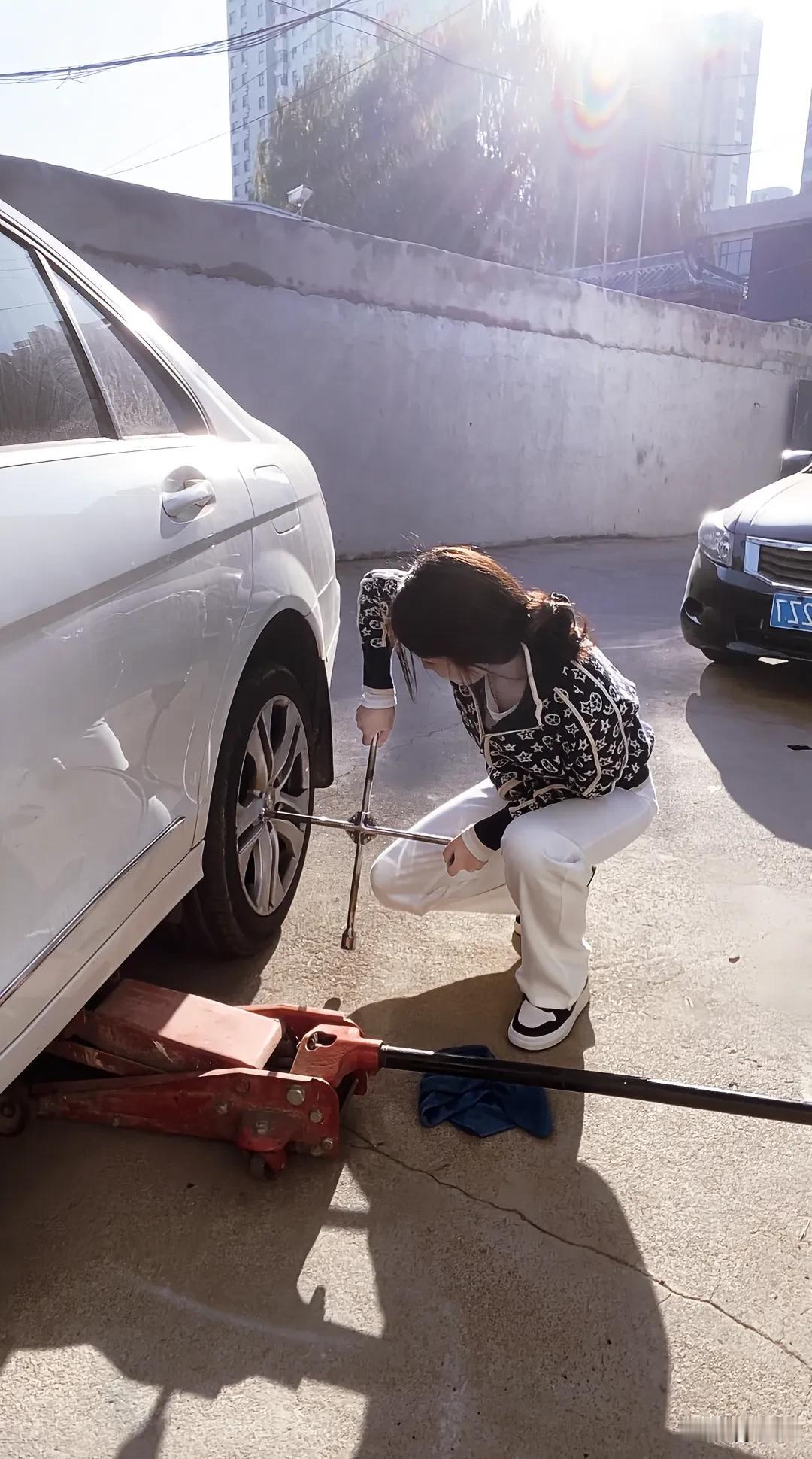 没什么矫情的，谁再说爱我我一板子歇死他，一个伴着眼泪都能把饭咽下去的人，你跟她谈