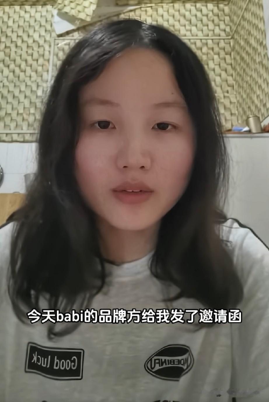 梓澈妈妈决定迈出家门，去直播带货。她说以前就有品牌方找她带货，都被她拒绝了。可是