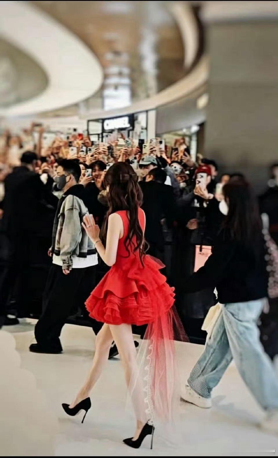 赵露思比郑爽好看吧？这红裙造型简直天选贝微微。 