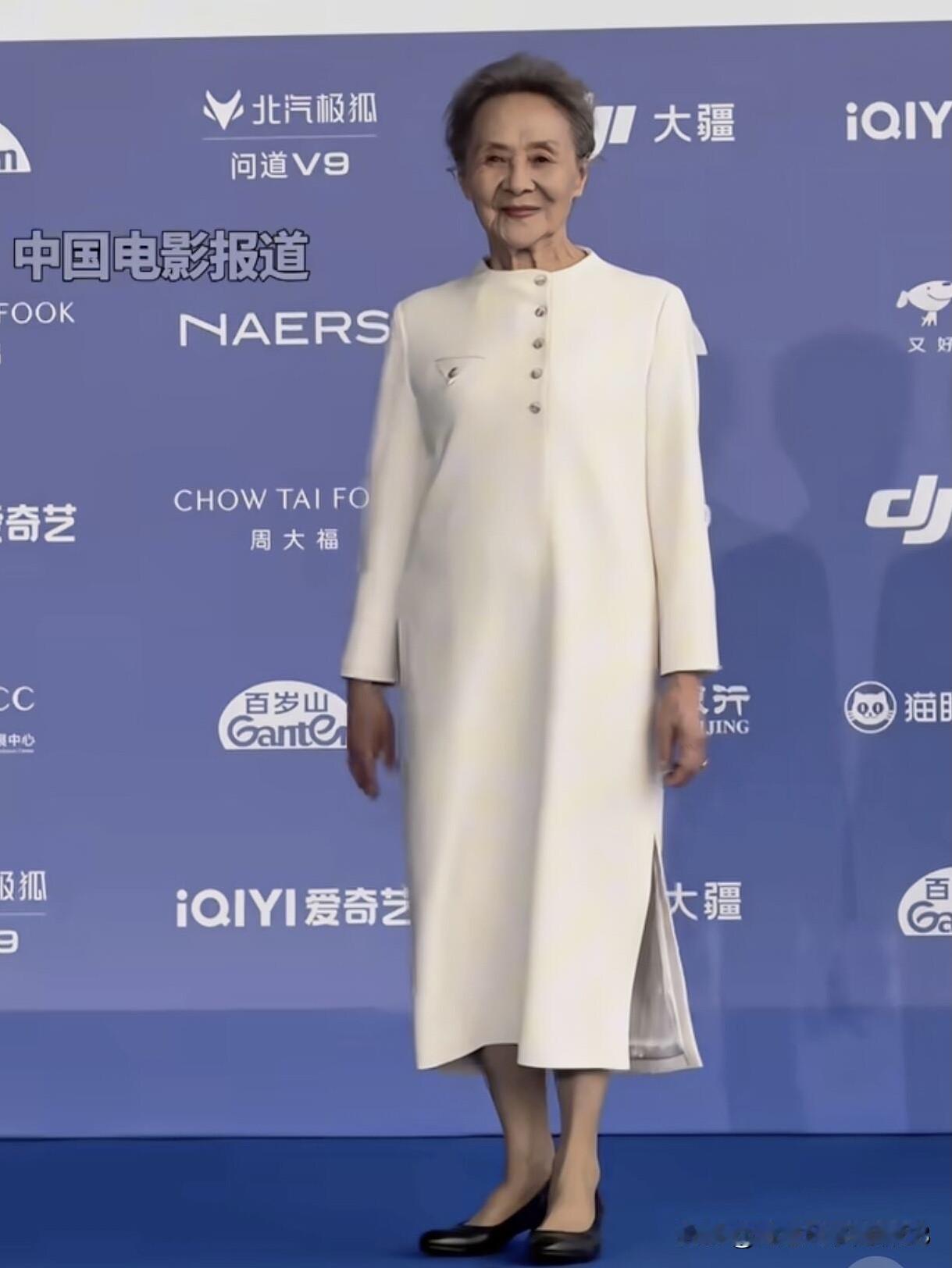 87岁的女演员吴彦姝跟向梅一样都是优雅大气的女演员，她们从来不炒作，不强行装嫩，