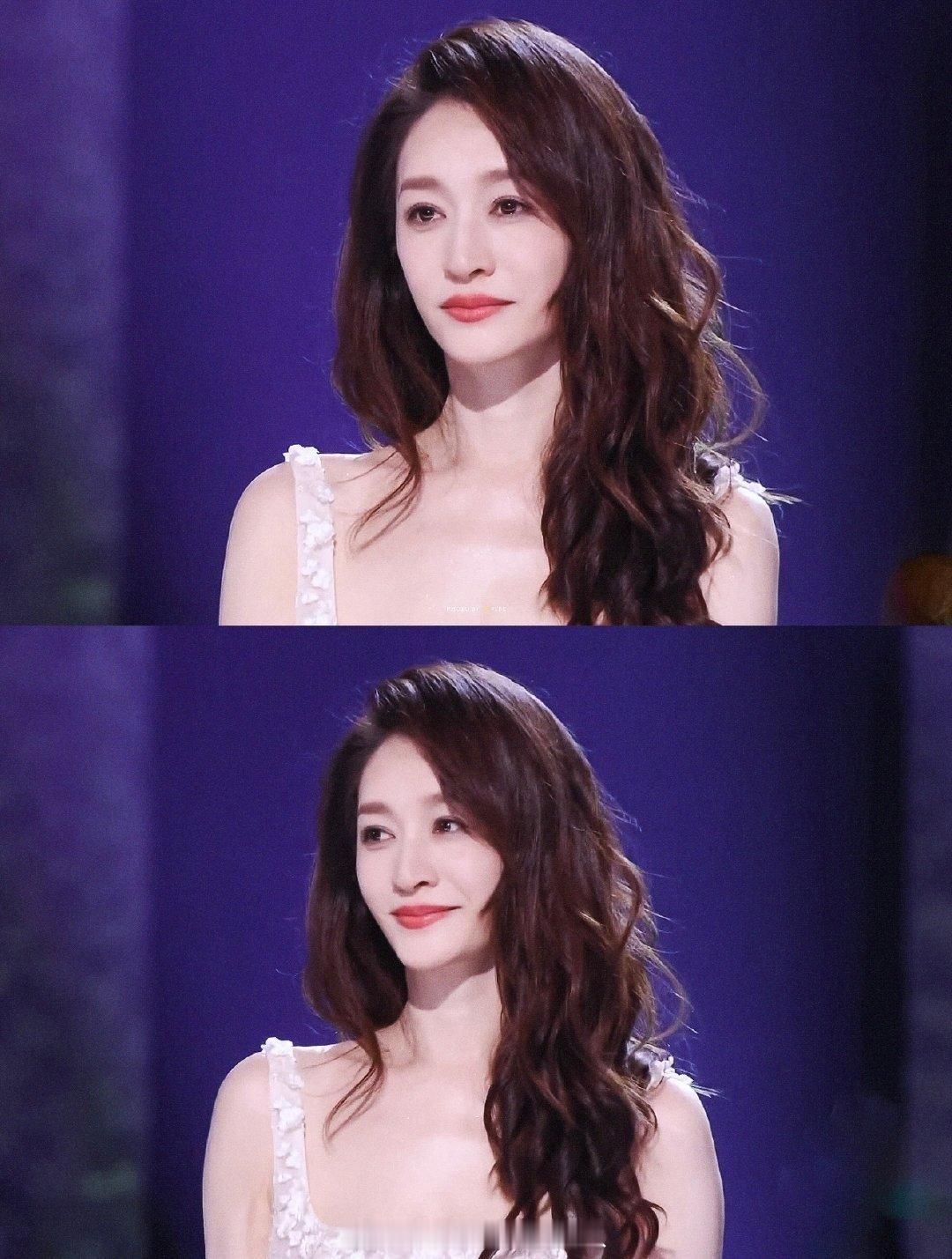 李小冉清唱惊鸿一面又有美貌进步的还非常明显，完全就是秀粉最爱。 