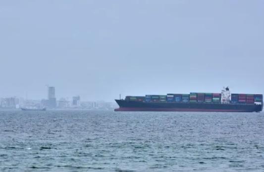 眼下伊朗处境难堪，落得两手空空、全无退路。总计6300万桶原油尽数积压海上，一夜