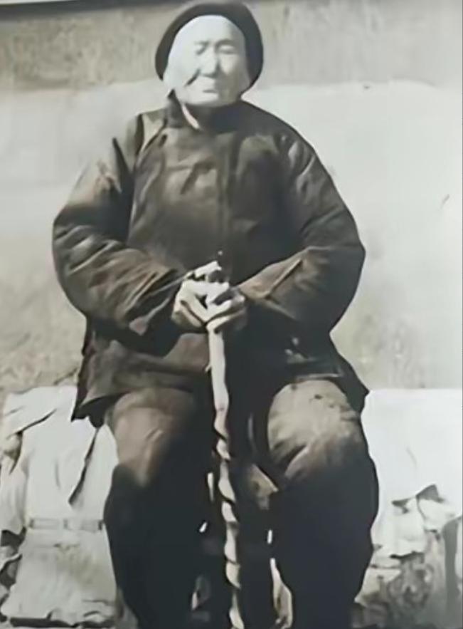 1941年，一位老妇人请“汉奸”侄子吃饭，突然压低声音道“孩子，给我弄300发子